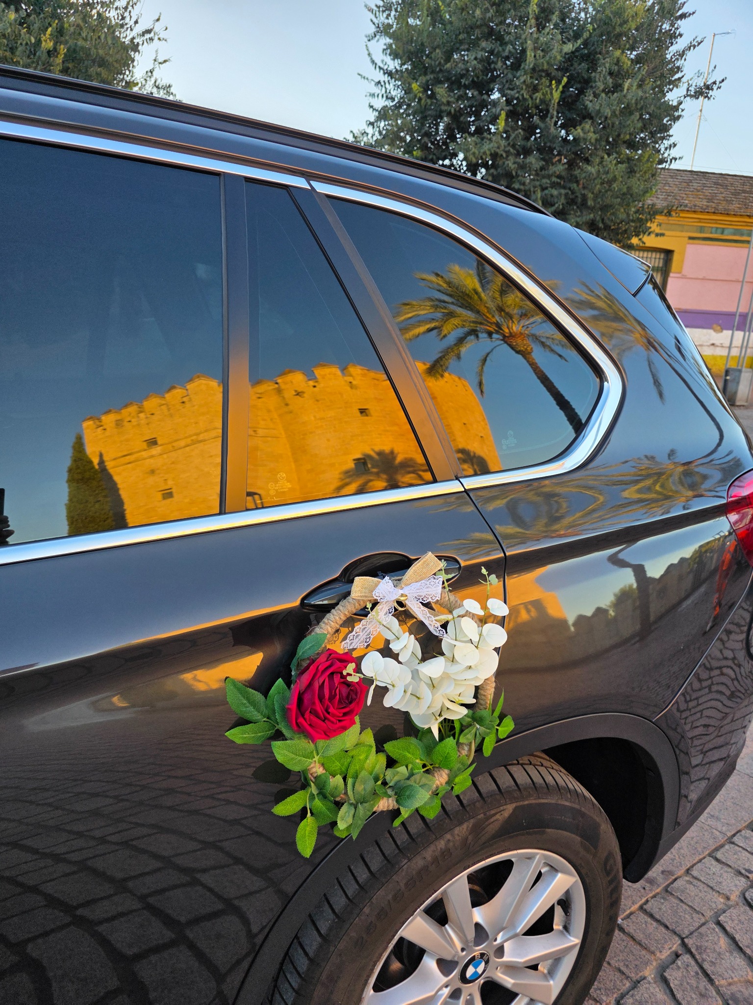Detalle principal del adorno trasero de la creación Romántico